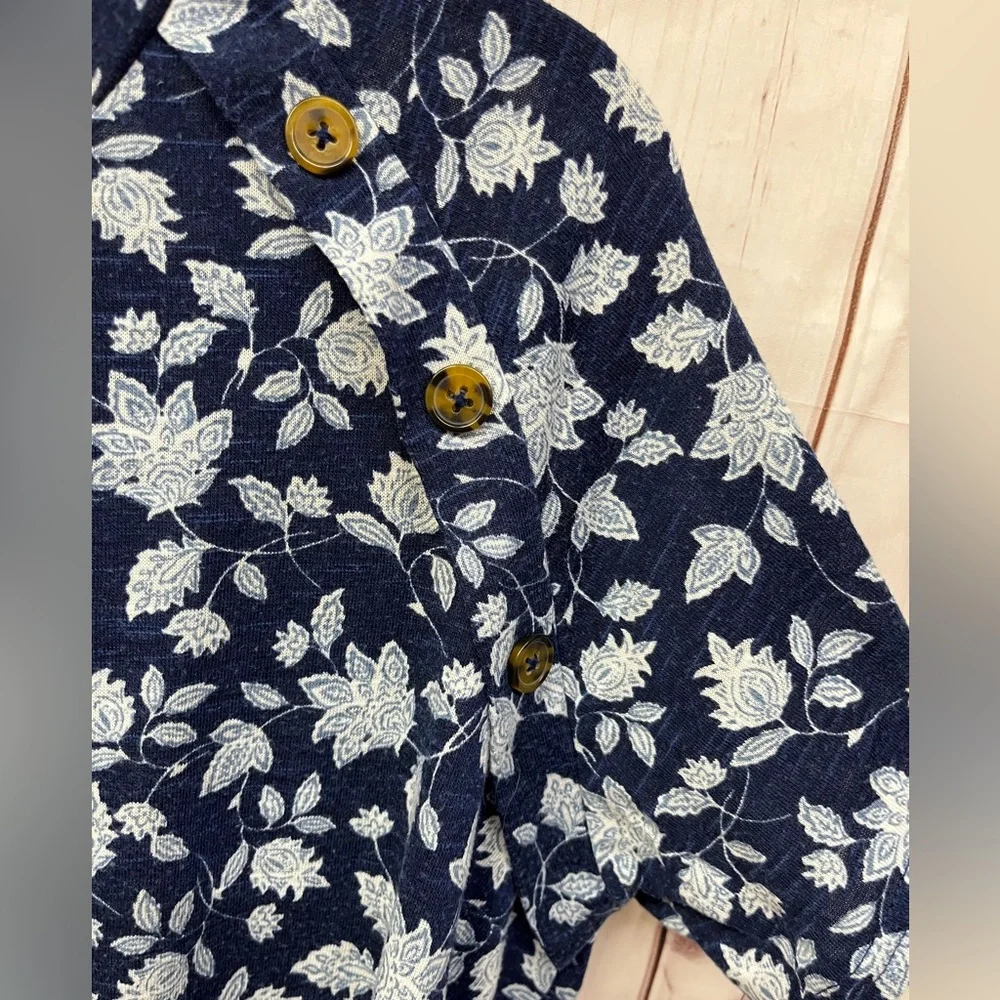 🌹Floral Navy Blue‎ Top.